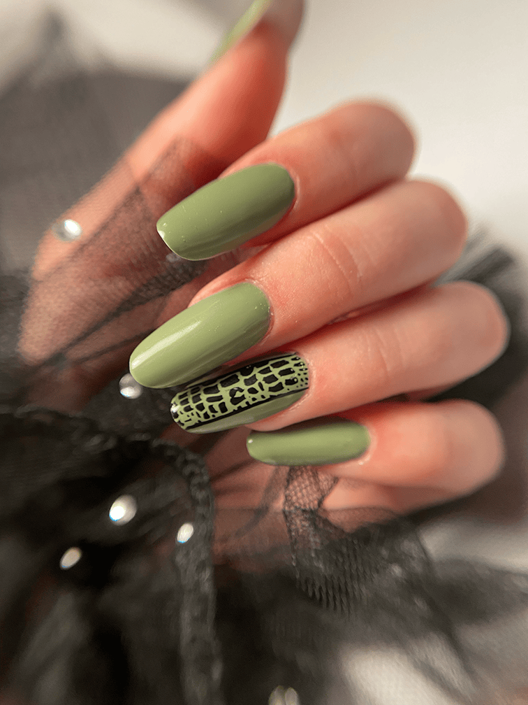 Gel manicure nails/nagel - Slim extension green crocodile minimalistic design